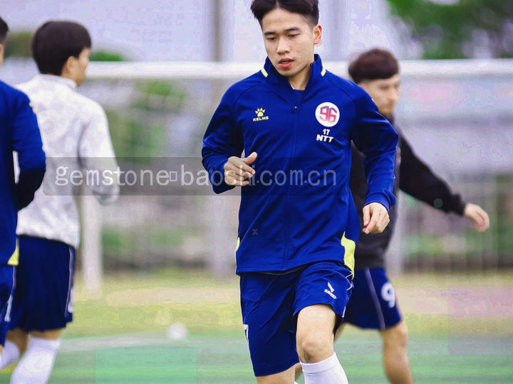 横向握持的平板轮廓与光斑，屏幕上呈现抽象几何色块